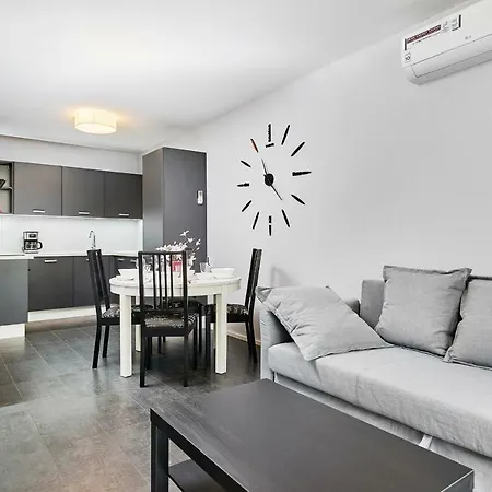 Swistackiego With Free Garage By Renters شقة
